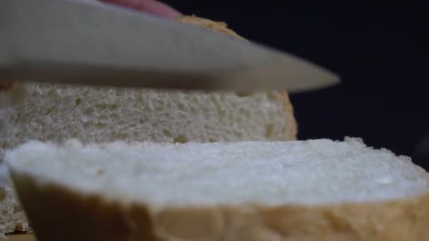 Mannenhand snijden brood. — Stockvideo