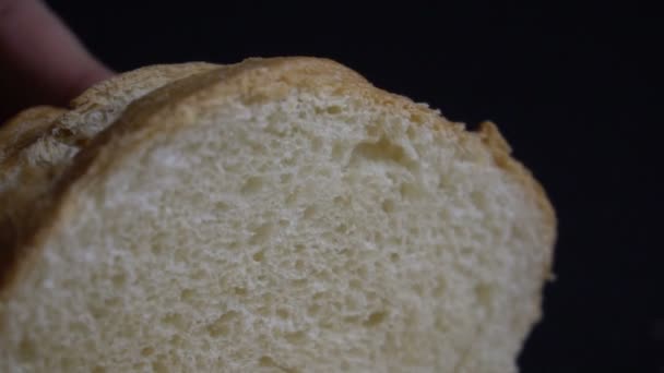 Mannenhand snijden brood. — Stockvideo