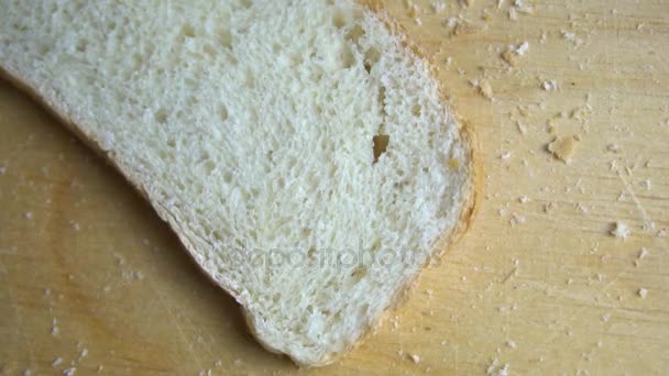 Pane di pane maschio tagliato a mano . — Video Stock