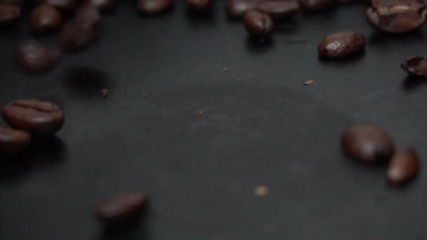 Chicchi di caffè sparsi sullo sfondo nero — Video Stock