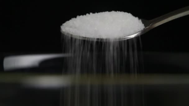 Сахар льется из ложки — стоковое видео