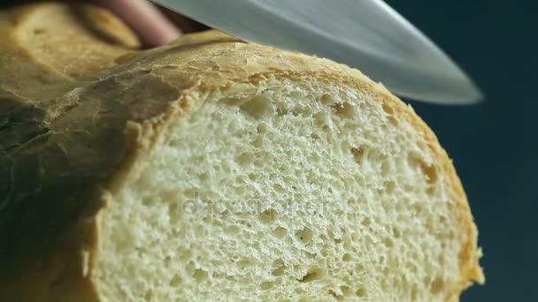 Männliche Hand schneidet Laib Brot. — Stockvideo