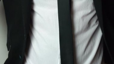 İşadamı gömleğini ayarlama