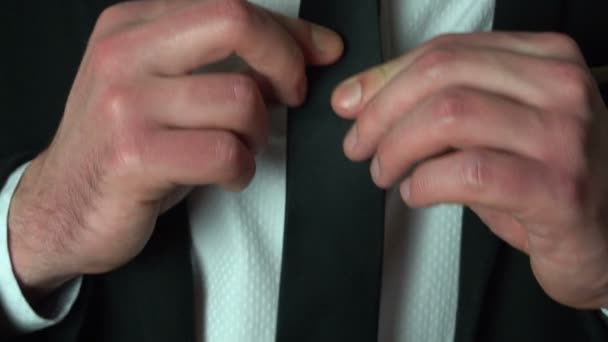 ビジネスマンはネクタイを調節する — ストック動画