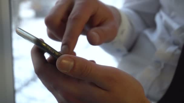 Close-up van mans handen met mobiele telefoon — Stockvideo