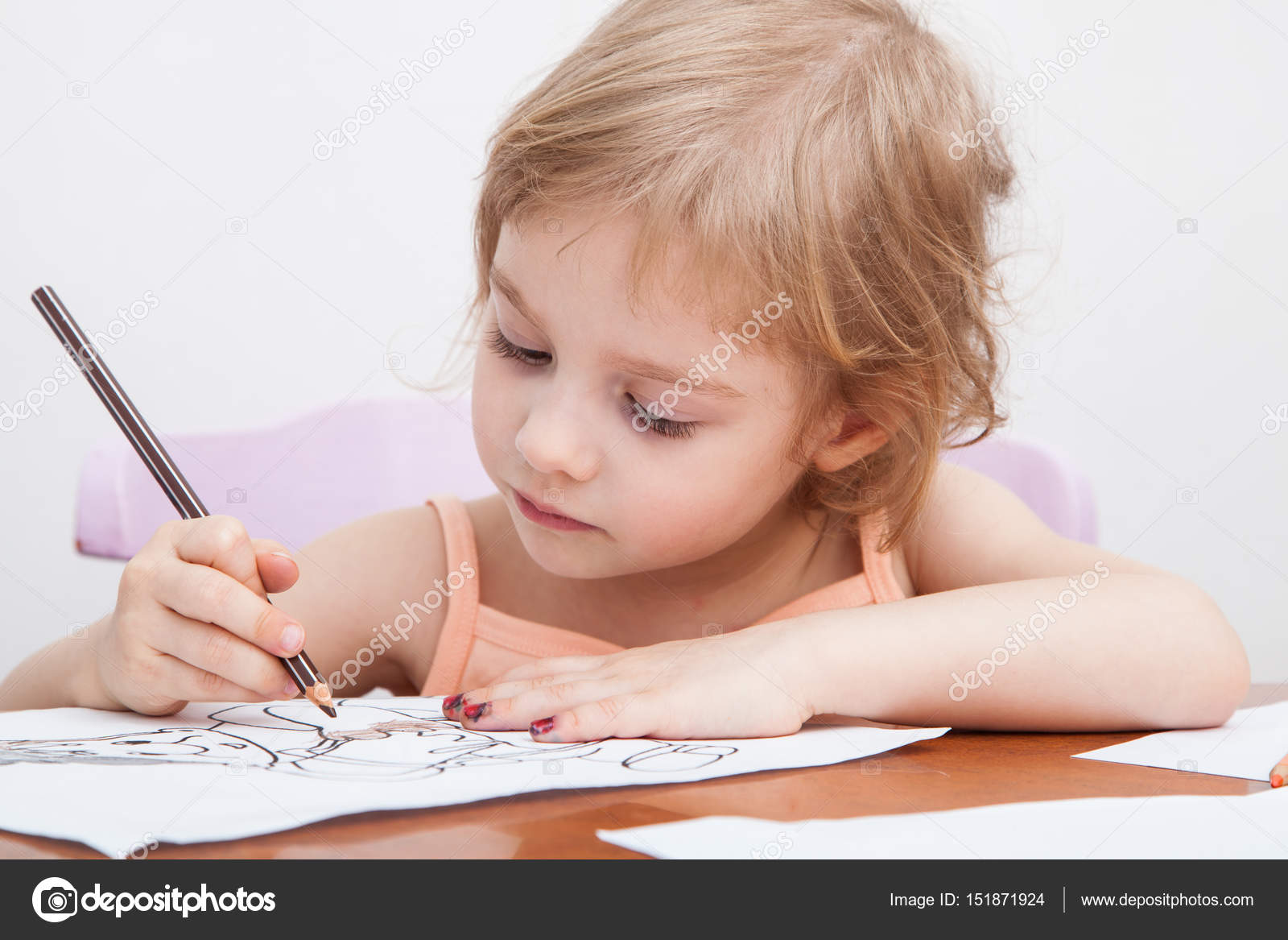 Bambina di disegno con matite colorate su carta primi piani — Foto di Djemphoto