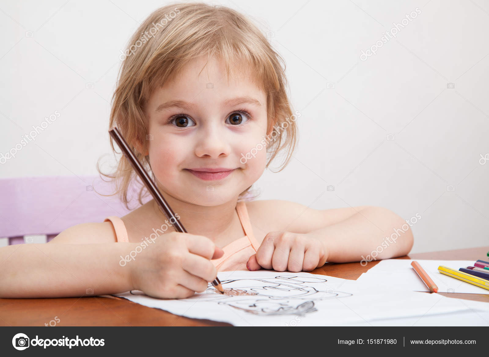 Bambina di disegno con matite colorate su carta primi piani — Foto di Djemphoto