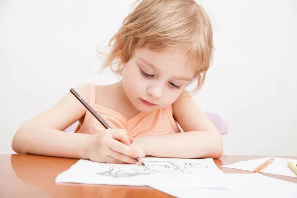 Klein meisje tekening met gekleurde potloden op papier — Stockfoto