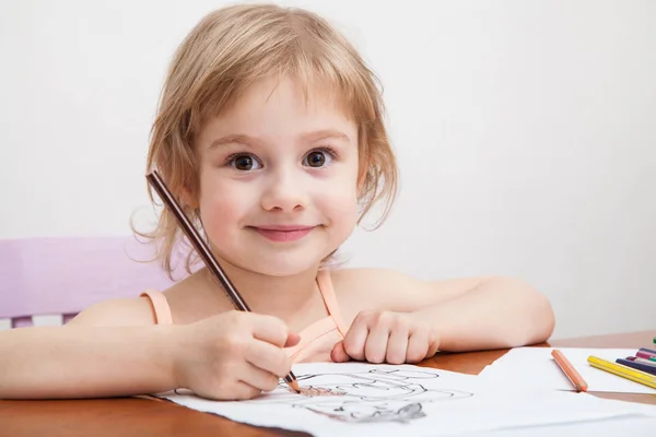 Klein meisje tekening met gekleurde potloden op papier — Stockfoto