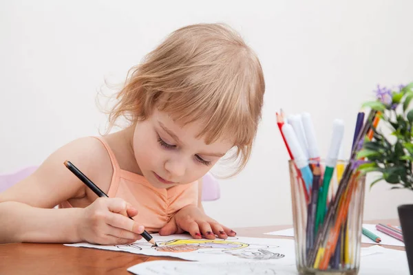 Kağıda renkli kalemler çizen küçük kız. — Stok fotoğraf