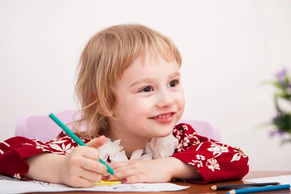 Pequena menina desenho com lápis de cor no papel — Fotografia de Stock