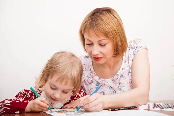 Молодая мама и ее маленькая дочь рисуют — стоковое фото