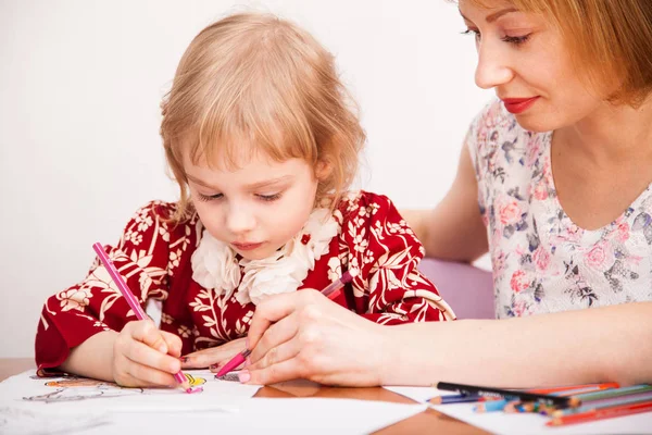 Giovane mamma e la sua piccola figlia disegno — Foto Stock