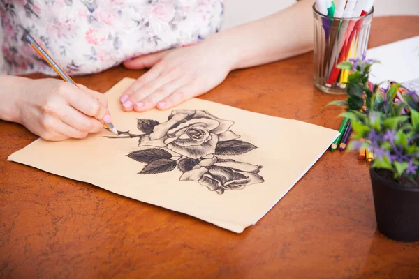 Close-up van tekening aan de balie — Stockfoto