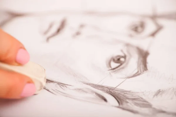 Close-up van tekening mans portret aan de balie — Stockfoto