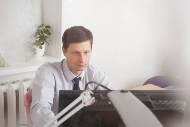 Yakışıklı, kendine güvenen bir iş adamı portresi.