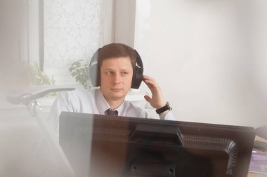 Yakışıklı, kendine güvenen bir iş adamı portresi.