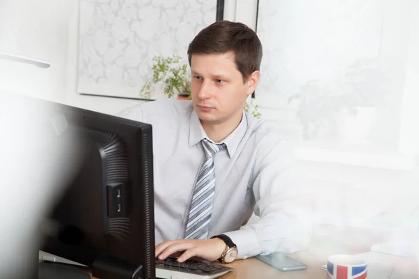 Schöner lächelnder selbstbewusster Geschäftsmann — Stockfoto