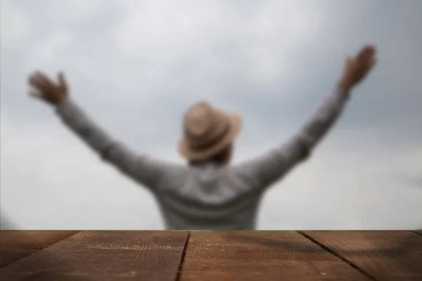 Nő a kalapot fel a kezét az ég háttere — Stock Fotó