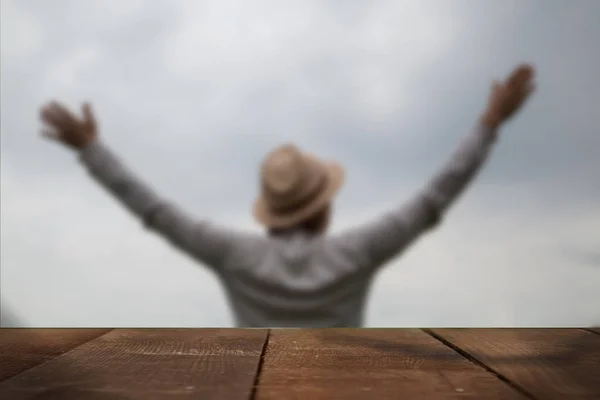 Femme en chapeau avec les mains en l'air sur le fond du ciel — Photo