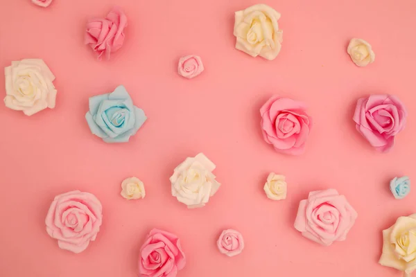 Розы на винтажном фоне — стоковое фото