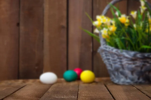 Ovos de Páscoa e tulipas — Fotografia de Stock