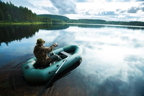 Man fishing from the boat — Stock Photo, Image