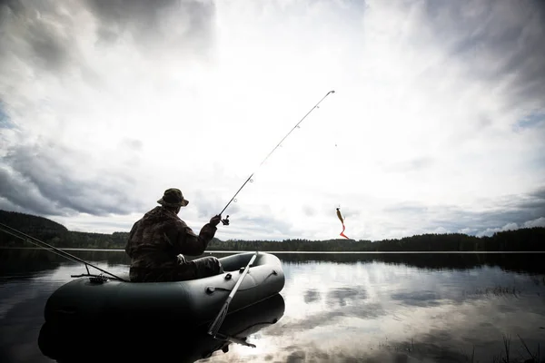 Uomo pesca dalla barca — Foto Stock