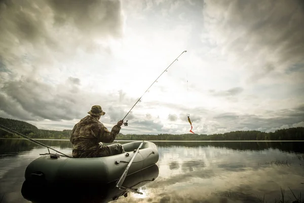 Muž, rybaření ze člunu — Stock fotografie