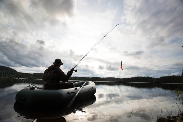 Hombre pescando desde el barco — Foto de Stock