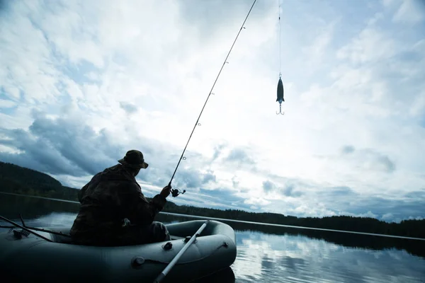 Uomo pesca dalla barca — Foto Stock