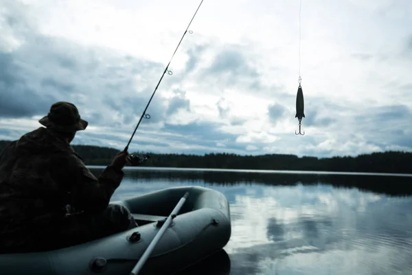 Uomo pesca dalla barca — Foto Stock