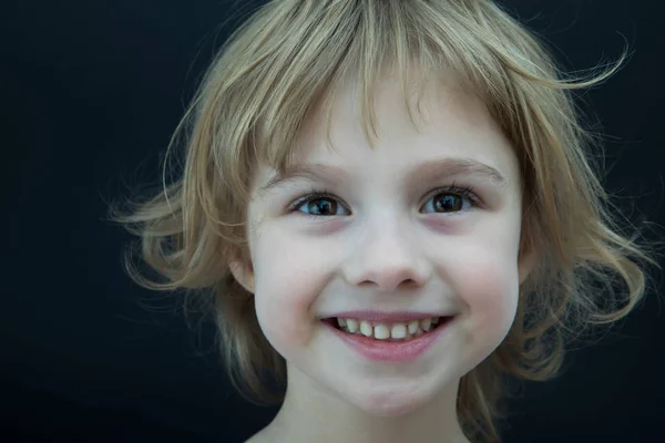 Portrait of a beautiful little girl — Stock Photo, Image