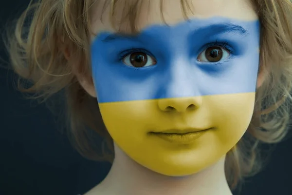 Retrato de un niño con una bandera ucraniana pintada — Foto de Stock