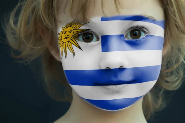 Porträt eines Kindes mit einer bemalten uruguayischen Flagge — Stockfoto