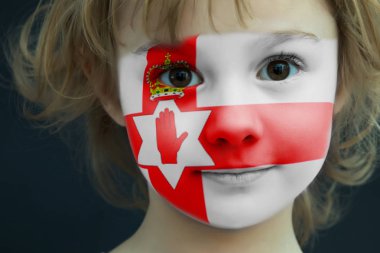 Bir çocuk portresi Kuzey İrlanda boyalı bayraklı