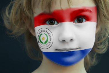 Boyalı Paraguay bayrakla işaretlenmiş olan bir çocuk portresi