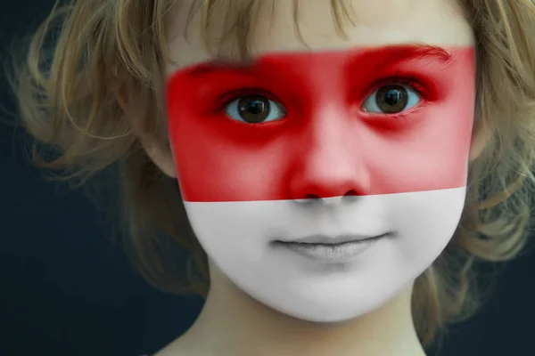 Dítě s malovanými Monacká vlajka — Stock fotografie