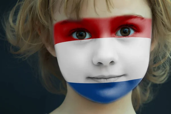 Bambino con bandiera dipinta dei Paesi Bassi — Foto Stock