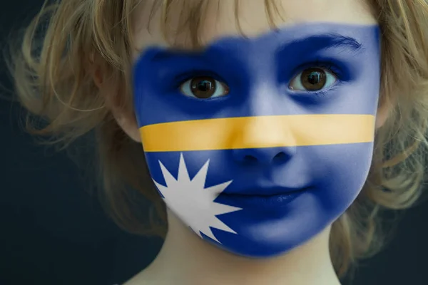 Bambino con una bandiera dipinta di Nauru — Foto Stock