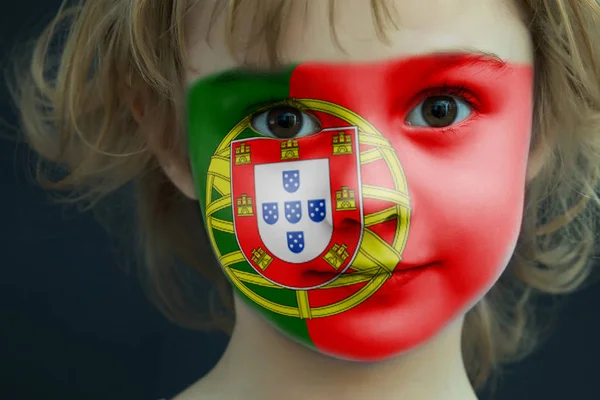 Retrato de un niño con una bandera de Portugal pintada — Foto de Stock