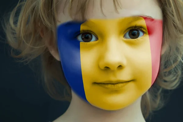 Portret van een kind met een geschilderde Roemeense vlag — Stockfoto