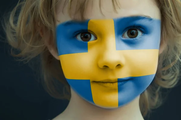 Retrato de uma criança com uma bandeira pintada da Suécia — Fotografia de Stock