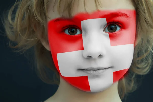 Portrait d'un enfant avec un drapeau suisse peint — Photo