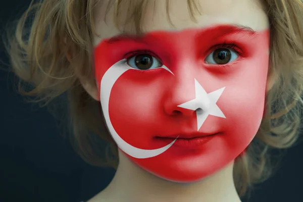 Portret van een kind met een geschilderde Turkse vlag — Stockfoto