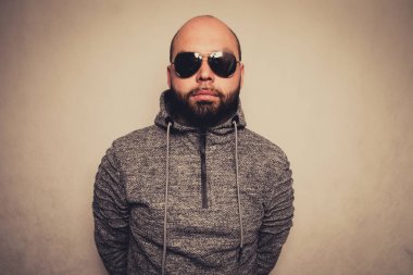 Güneş gözlüklü yakışıklı genç adam.