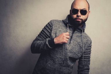 Güneş gözlüklü yakışıklı genç adam.