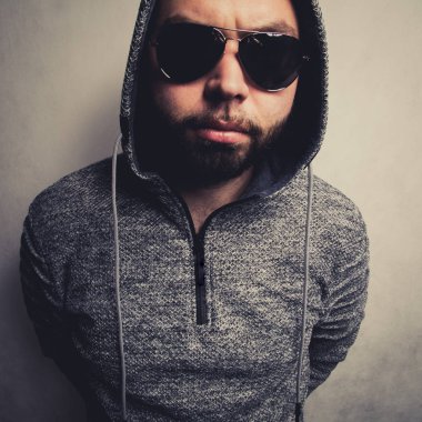 Güneş gözlüklü yakışıklı genç adam.