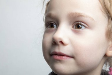 Sevimli küçük gülümseme kız