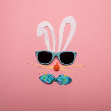 Pembe arka plan üzerinde soyut tavşan.